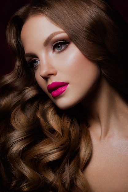 Bela modelo de moda com maquiagem brilhante