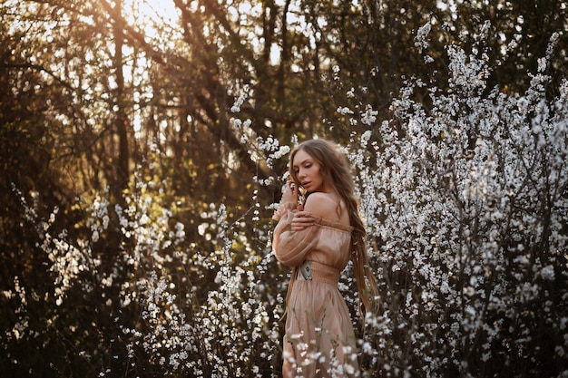 bela modelo em flor. Primavera