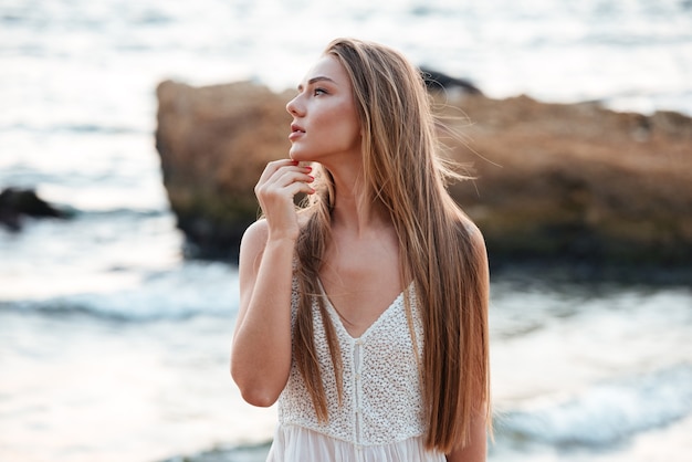 Bela modelo na praia. no perfil