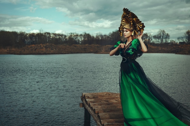 Bela modelo posando com vestido verde e kokoshnik
