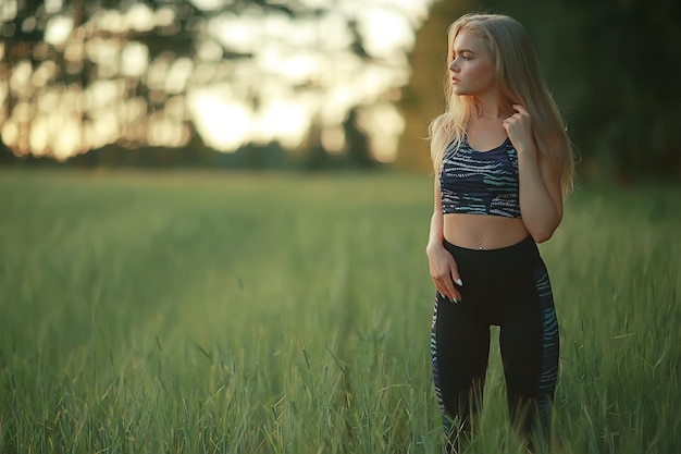 bela modelo posando natureza ao ar livre / garota adulta modelo ao ar livre natureza, mulher feliz em um campo de paisagem de verão