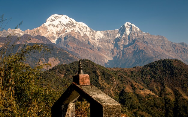 Foto bela montanha annapurna south gama vista de ghandruk, nepal.