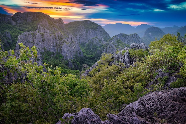 Bela montanha de calcário e floresta ao pôr do sol na zona rural da Tailândia