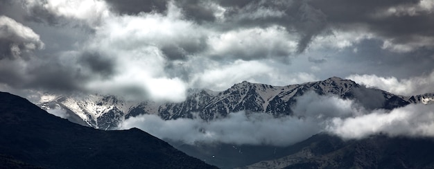 Bela montanha de neve sob o céu escuro.