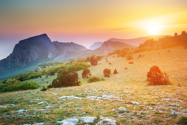 Bela montanha e paisagem do pôr do sol