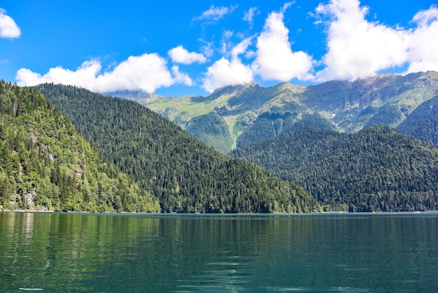 Bela montanha Lago Ritsa Lago Ritsa nas montanhas do Cáucaso na parte noroeste da Abkhazia Geórgia