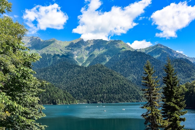 Bela montanha Lago Ritsa Lago Ritsa nas montanhas do Cáucaso na parte noroeste da Abkhazia Geórgia