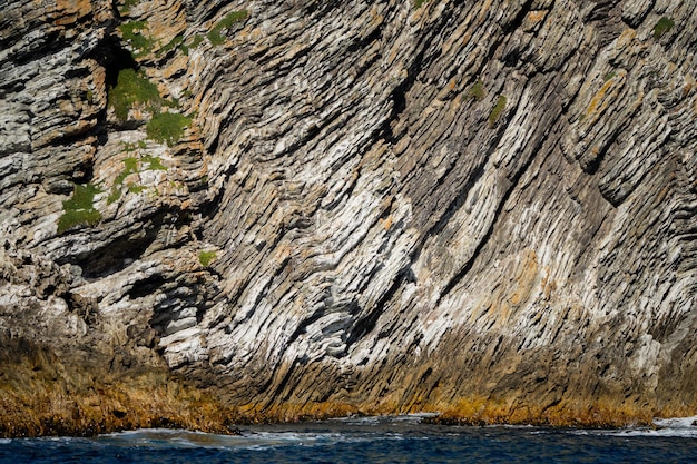 bela montanha rochosa acima do oceano em um parque nacional na austrália