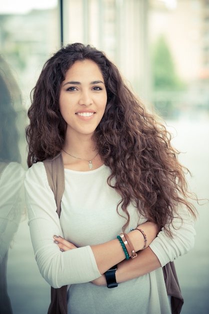 bela morena de cabelo longo encaracolado mulher marroquina