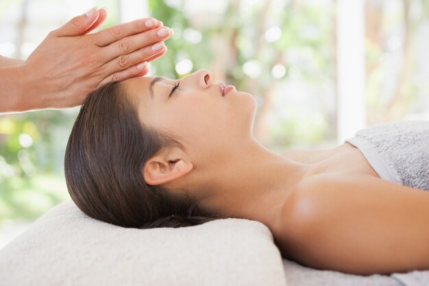 Bela morena desfrutando de uma massagem na cabeça