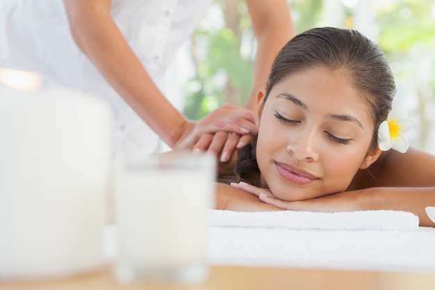 Bela morena desfrutando de uma massagem