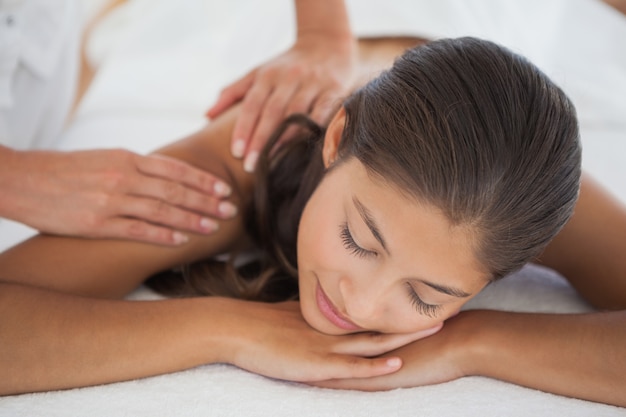 Bela morena desfrutando de uma massagem