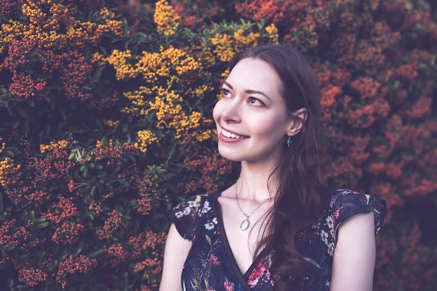 Bela morena em um jardim, sorrindo