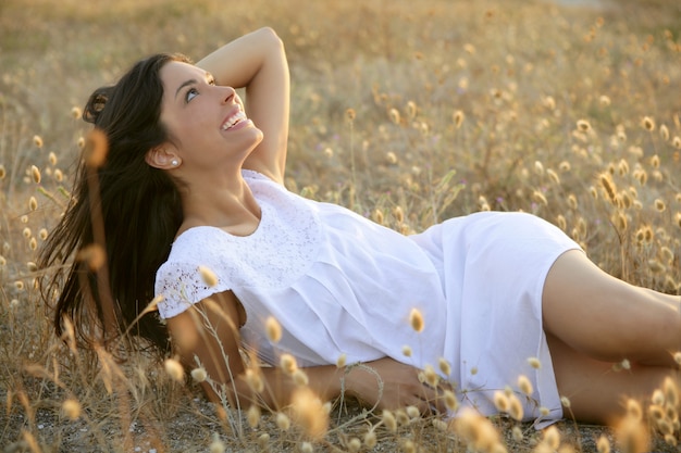 Bela morena indiana em um campo de ouro