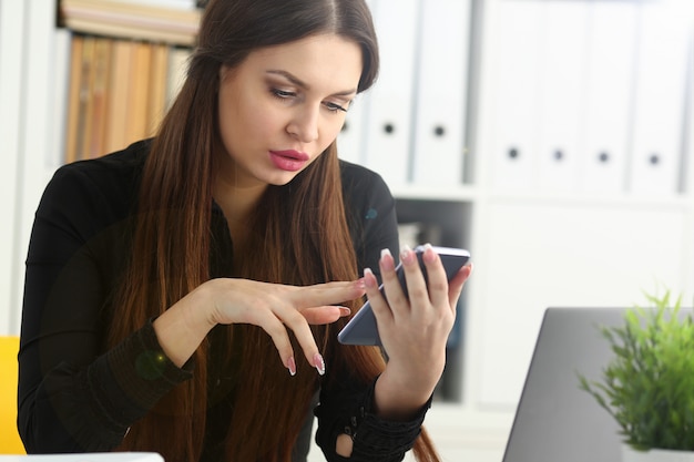 Bela morena sorridente empresária segurar no braço celular