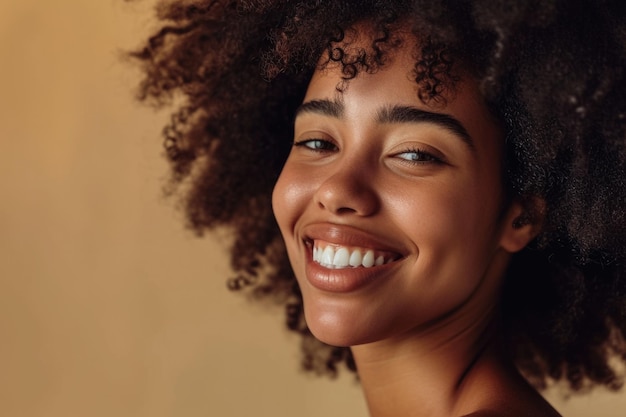 Bela mulher afro-americana com pele limpa e cabelo encaracolado