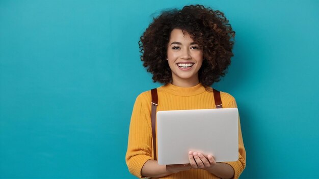 Foto bela mulher afro-americana sorridente segurando um laptop