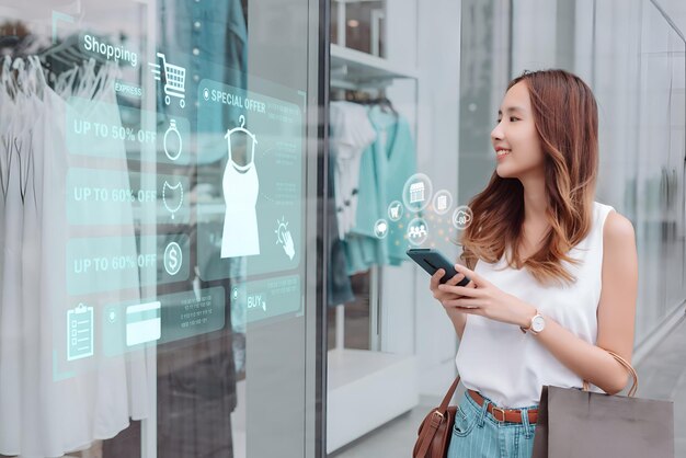 Bela mulher asiática garota segurando sacos de compras Caminhar desfrutar de sorrir enquanto faz compras fora de lojas de departamentos centros comerciais janela ao ar livre estilo de vida de moda