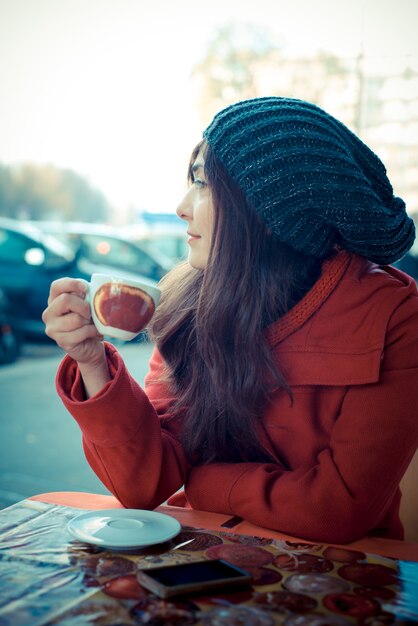 Foto bela mulher, casaco vermelho, café da manhã