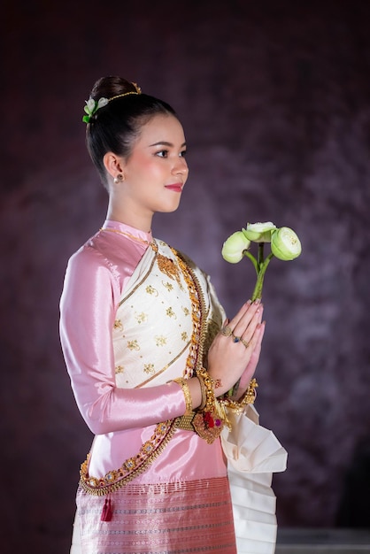 Bela mulher caucasiana na cultura tradicional tailandesa de trajes Bela mulher asiática na Tailândia