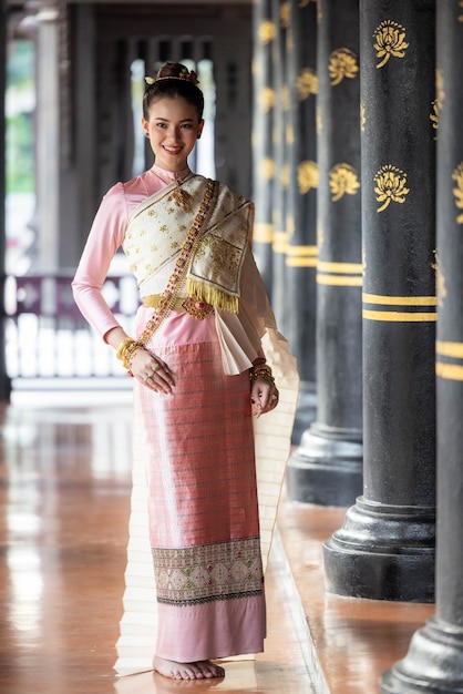 Bela mulher caucasiana na cultura tradicional tailandesa de trajes Bela mulher asiática na Tailândia