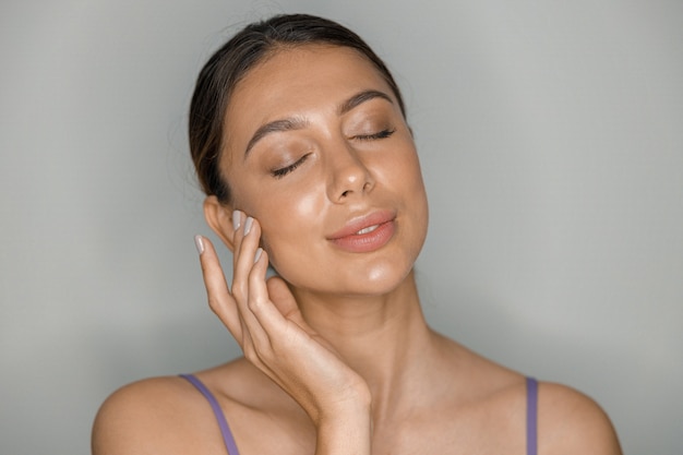 Foto bela mulher caucasiana sorridente e saudável está realizando procedimentos de beleza no spa e salão de saúde.