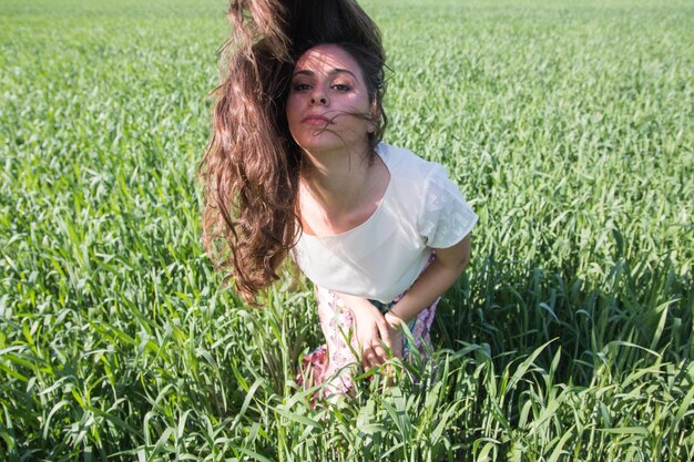 Bela mulher com o cabelo desarranjado no campo