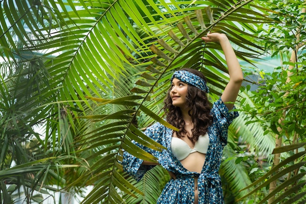 Bela mulher de moda no verão perto de tro