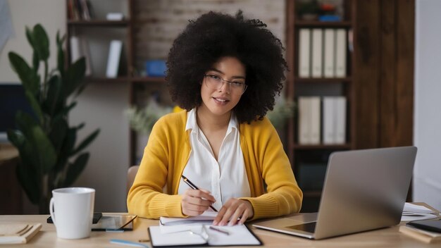 Bela mulher de negócios trabalhando em casa multifuncional freelancer e conceito de maternidade