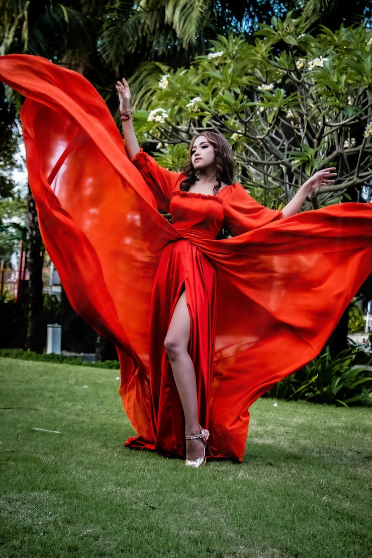 Foto bela mulher de vestido vermelho.