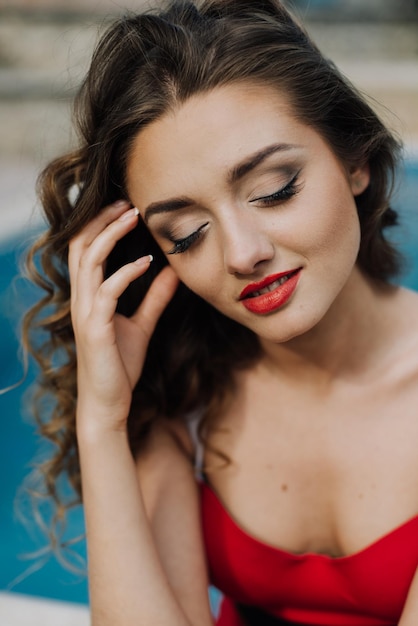 Bela mulher de vestido vermelho