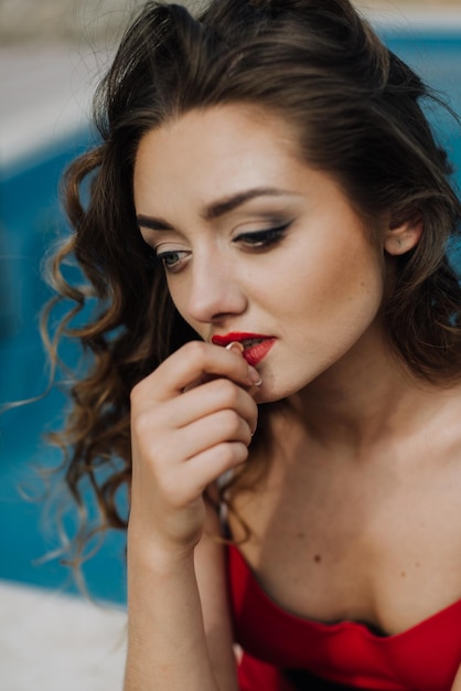 Foto bela mulher de vestido vermelho