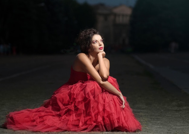 Bela mulher de vestido vermelho