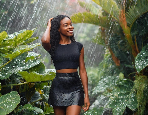 Foto bela mulher elegante em vegetação exuberante