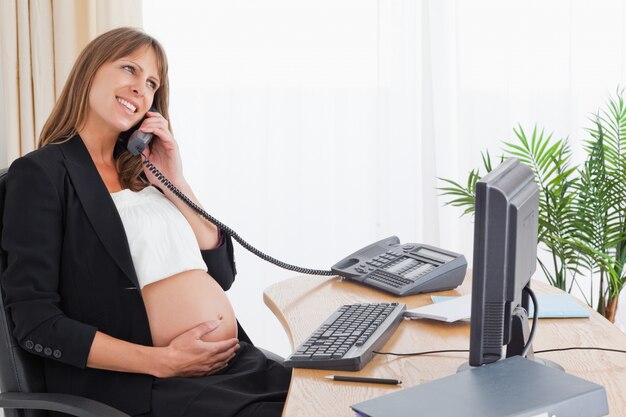 Bela mulher grávida no telefone