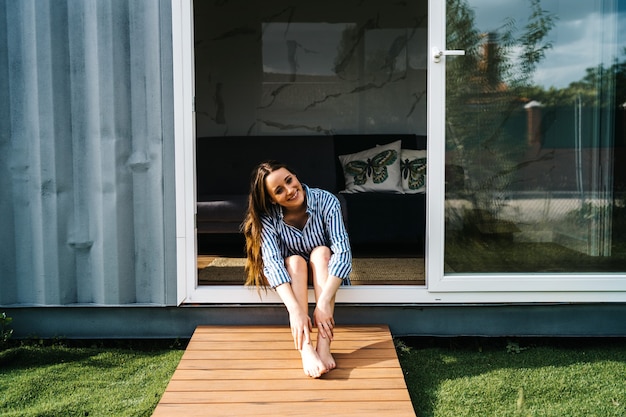 bela mulher localizada na frente de seu moderno apartamento Eco house conceito de pequena casa contêiner