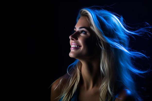 Foto bela mulher loira com luz azul no cabelo