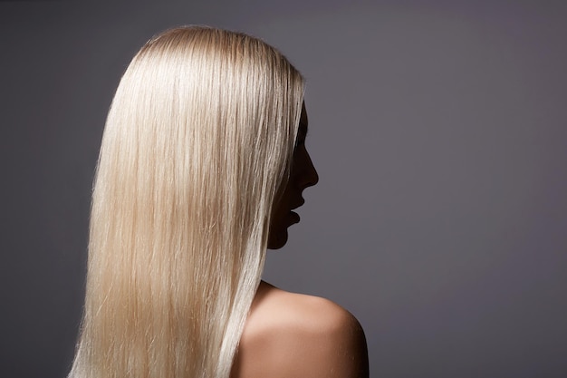 Foto bela mulher loira retrato de beleza de menina com cabelo liso e brilhante