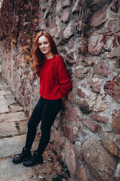 Bela mulher ruiva com sardas ao ar livre no parque outono