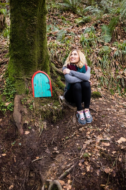 Bela mulher sentada na floresta