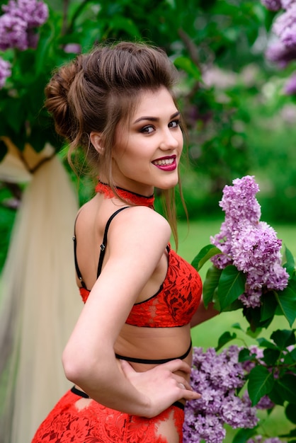 Bela mulher sexy em lingerie vermelha ao ar livre