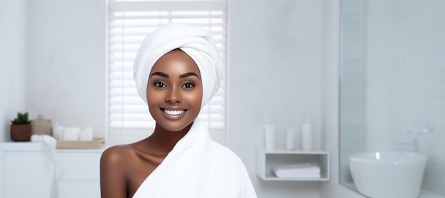 Foto bela mulher sorridente com a toalha branca no fundo do banheiro conceito de spa de autocuidado
