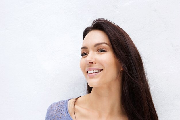 Bela mulher sorridente contra fundo branco