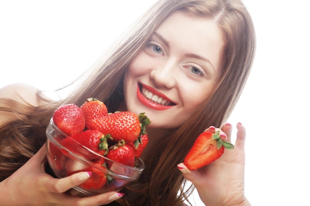 Foto bela mulher sorridente feliz com morango