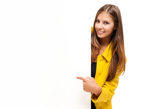 Bela mulher sorridente, mostrando um quadro em branco