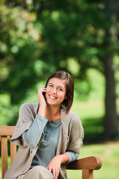 Bela mulher telefonando para o banco