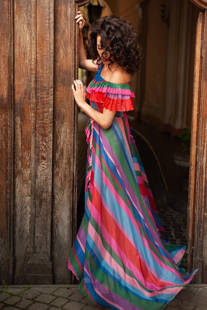 Foto bela mulher vestida com um vestido de verão leve