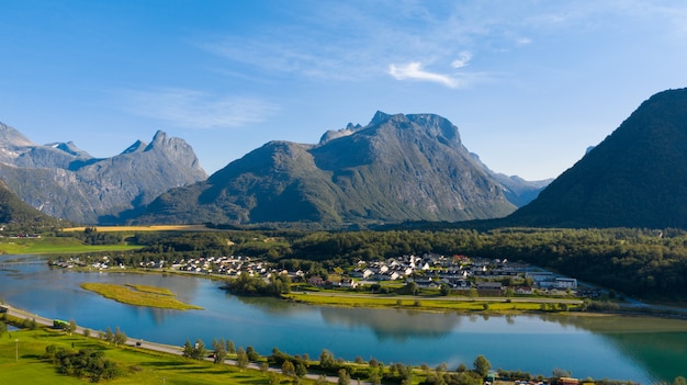 Foto bela natureza da noruega. uma vila na costa do fiorde