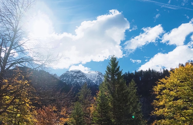 Bela natureza da paisagem dos Alpes Europeus do lago e da aldeia das montanhas alpinas em um dia ensolarado de viagem e destino