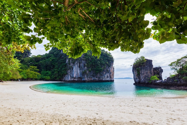 Bela natureza das ilhas do mar de andaman ko hong, província de krabi, tailândia